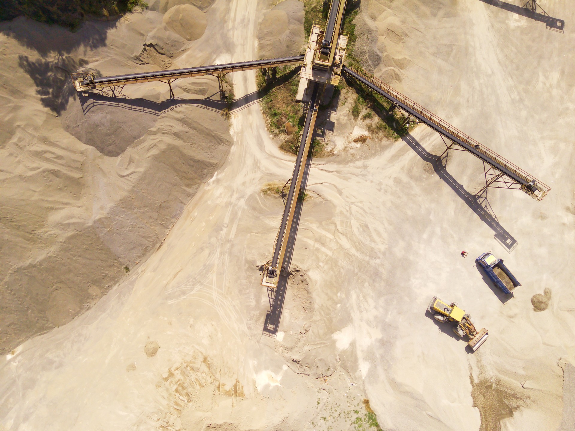 Stone and gravel sorting conveyor belt